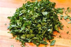 Đậu đem luộc trong nước sôi khoảng 10-15 phút cho chín rồi vớt ra để ráo. Băm thật nhỏ lá bạc hà.