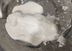 Cho bột và 30g đường vào âu trộn chung, sau đó đổ từ từ 30ml nước sôi, mang bao tay nhồi trước. Sau đó, mới cho từng ít nước đang sôi vào nhồi tiếp và định lượng bột vừa dẻo không dính tay là được.