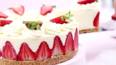Bánh đông lại lấy ra khuôn đặt lên đĩa, trang trí với topping cream và dâu tây cắt lát. Cắt bánh ra và thưởng thức.