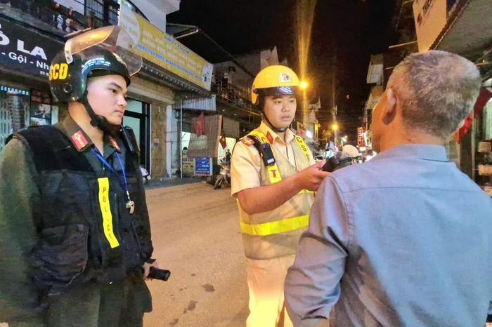 CSGT Lạng Sơn kiểm tra, xử lý nồng độ cồn xuyên đêm trên cung đường biên giới - Báo Xây Dựng