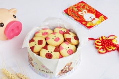Cho bánh quy bơ hình mặt lợn vừa nướng chín ra rack để nguội bớt là có thể măm măm rồi đấy. Những chiếc bánh quy bơ nướng giòn tan trong miệng, vị ngọt dịu, thơm thoảng hương bơ trứng thật hấp dẫn. Đặc biệt bánh quy hình mặt lợn tròn xoe, ủn ỉn chắc chắn sẽ khiến các bé thích thú lắm đấy.