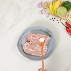 Ướp 250gr thịt má heo với 1 muỗng cà phê muối, 1/2 muỗng cà phê tiêu, 2 muỗng canh dầu oliu. Ướp 10 phút cho thịt thấm gia vị.