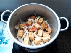 Đậu hũ sau khi ướp, lăn đều qua lớp bột năng mỏng. Đun nóng chảo, cho 4 muỗng canh dầu ăn vào, dầu nóng thì cho đậu hũ vào chiên vàng đều hai mặt, cho ra đĩa có lót giấy thấm dầu ăn. Trong nồi sạch, phi thơm hành lá và hành tây với 1 muỗng canh dầu ăn, sau đó cho hỗn hợp muối vào đảo đều. Nhanh tay cho đậu hũ đã rán vào, dùng đũa đảo nhẹ tay đến khi hỗn hợp muối bám đều vào phần đậu hũ thì tắt bếp.