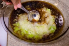 Trộn đều 3 muỗng canh nước tương, tỏi băm, 1/2 muỗng canh đường nâu, 1 muỗng cà phê dầu mè, 1/3 muỗng cà phê tiêu hạt tiêu, kiwi và lê nạo nhỏ. Lấy 1/4 chỗ nước sốt nhỏ để riêng.