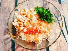 Cuối cùng bạn cho su hào, cà rốt vào tô giũ tơi ra rồi thêm tôm vào cùng với rau ngò, húng quế, nước trộn gỏi và trộn thật đều nguyên liệu. Để khoảng 10 phút cho gỏi ngấm đều rồi mới cho gỏi ra đĩa, rắc đậu phộng rang chín giã dập lên trên và thưởng thức.