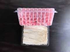 Thịt bò phi lê và nấm kim châm có thể tìm mua tại siêu thịt, chúng được sơ chế sẵn nên đỡ tốn nhiều thời gian của bạn. Tiến hành băm nhỏ gừng, tỏi và đầu hành boa rô. Ớt đỏ và ớt ngâm giấm được thái nhỏ ra.