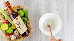Cho vào tô 100ml nước ấm và 100gr đường rồi khuấy đều cho đường tan.