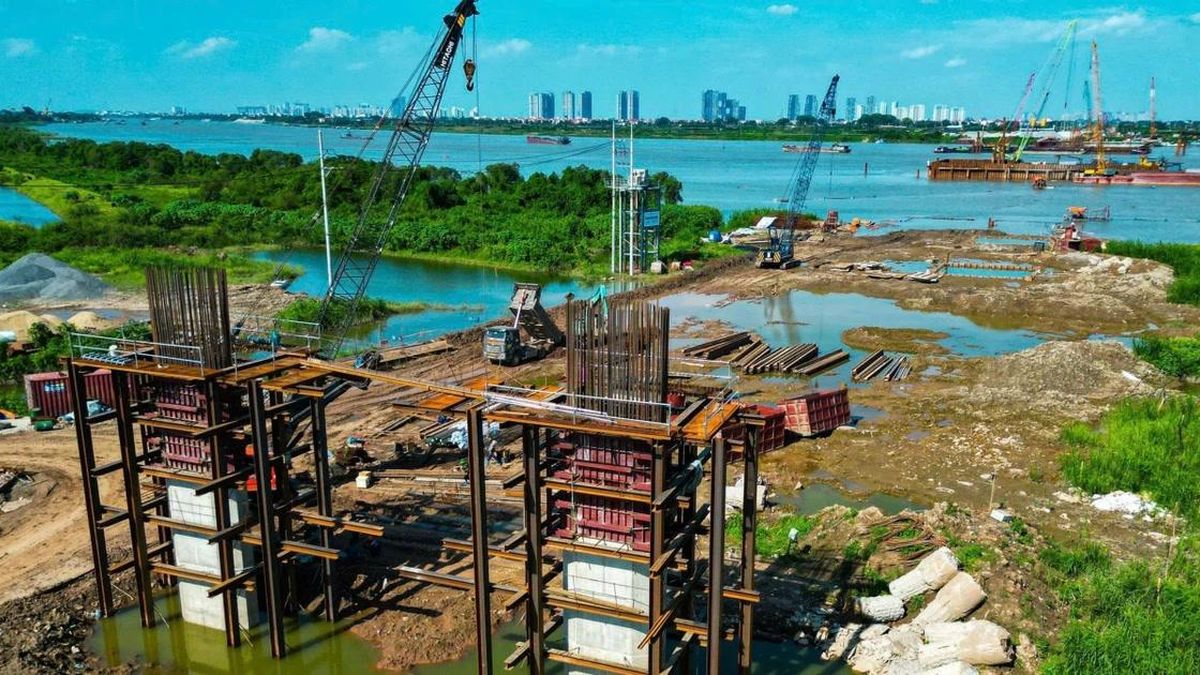 Trụ cạn cầu Ngọc Hồi vượt sông Hồng lộ diện sau nhiều tháng thi công - Báo Tiền Phong