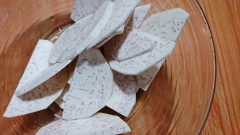 Khoai môn gọt bỏ vỏ rửa sạch với nước muối pha loãng, cắt lát. Chú ý khoai môn dễ gây ngứa, do đó nên bỏ vỏ khi củ còn khô nguyên vẹn, rồi mới rửa nhanh dưới nước.