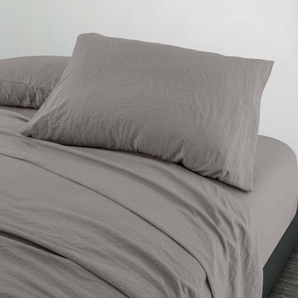 Set de sábanas matrimoniales de microfibra Dalfiori Basic™ color gris cemento