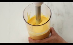 Hấp 8 cái lòng đỏ trứng muối với lửa nhỏ trong vòng 30 phút. Sau đó xay nhuyễn 50gr bơ lạt, 30gr đường cát, 5gr muối, 100ml whipping cream, 50gr sữa đặc và 8 lòng đỏ trứng muối. Sau đó cho vào bao tam giác để bơm vào nhân Croissant.