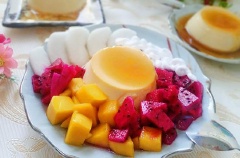 Khi bánh được, nhẹ nhàng tách bánh ra khỏi khuôn, dưới phần nước đường còn lại lên bánh rồi để vào ngăn mát tủ lạnh khoảng 1 giờ đồng hồ. Có thể ăn kèm với ít topping trái cây rất tuyệt.