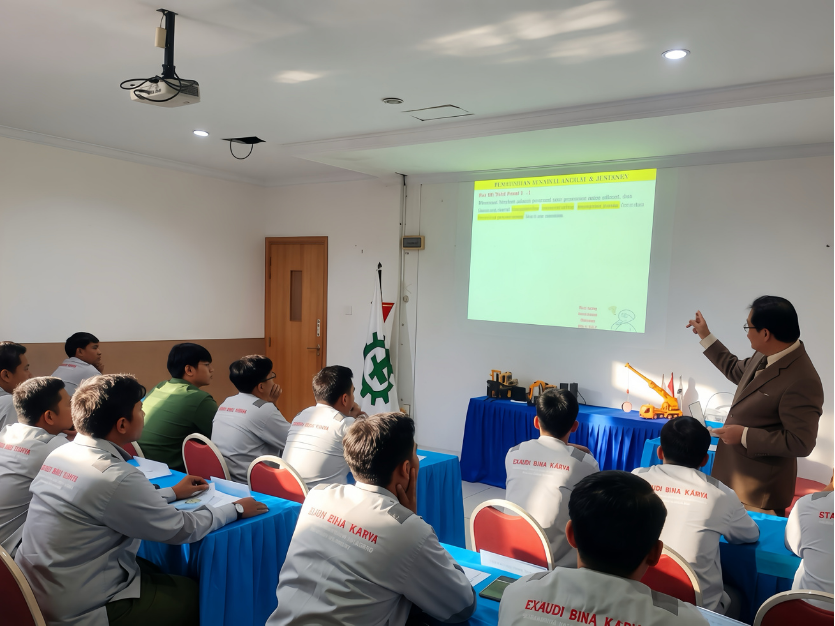 Sesi pelatihan K3 di ruang kelas dengan instruktur dan peserta