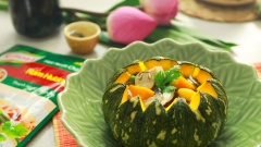 Bí đỏ um nấm dùng nóng sẽ rất ngon, thích hợp hơn nếu thưởng thức vào những ngày mưa hoặc tiết trời hơi se lạnh. Món ăn là sự kết hợp tuyệt vời giữa bí đỏ bổ dưỡng và các loại rau củ nấm hoà cùng nước dùng ngọt thanh. Đã có công thức rồi, bạn còn chờ gì nữa mà không vào bếp ngay để trổ tài nấu nướng của mình nào!