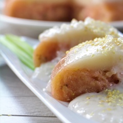 Cho bánh đã hấp chín ra khỏi khuôn, cắt miếng vừa ăn và dùng kèm với nước cốt dừa bột báng đã chuẩn bị. Bánh dẻo, mềm và có vị ngọt vừa. Có thể bảo quản trong tủ lạnh rồi dùng dần.