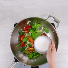 Tiếp tục làm nóng dầu trong chảo Tchef, phi thơm hành tím, cho rau củ vào xào chín,Hòa tan bột năng với nước. Đun nóng phần nước xào rau rồi từ từ rót bột năng vào để tạo thành nước sốt sánh mịn. Đổ phần thịt bò và rau đã xào vào chảo nước sốt, đảo đều rồi tắt bếp