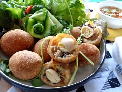 Bánh chiên nhân thịt nấm vậy là đã hoàn thành rồi đó. Cho ra dĩa, có xà lách, rau thơm cùng với chén nước mắm dưa leo. Chắc chắn sẽ là món quà vặt quen thuộc với mọi người từ trẻ nhỏ tới người lớn, dùng ăn sáng hay ăn vặt đều hợp. Ngon nhất có thể chuẩn bị thêm chén nước chấm chua ngọt nè. Cách làm bánh chiên nhân thịt nấm cũng chẳng hề khó phải không, nhất định phải thử đó!!