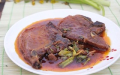 Thêm hành lá vào, múc ra đĩa dùng làm món mặn ăn với cơm.