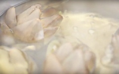 Đun sôi 3 lít nước trong nồi lớn. Cho bông atiso vào, hạ lửa nhỏ, đậy nắp nồi và nấu khoảng 3 giờ cho bông atiso thật mềm, ra hết chất ngọt.