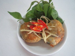 Làm nóng dầu ăn trên chảo, cho hột vịt lộn đã lăn bột vào chiên ngập dầu cho đến khi giòn và vàng đều là được. Vớt hột vịt lộn đã chiên ra thấm bớt dầu và ăn kèm với một ít rau răm và muối tiêu chanh rất ngon.