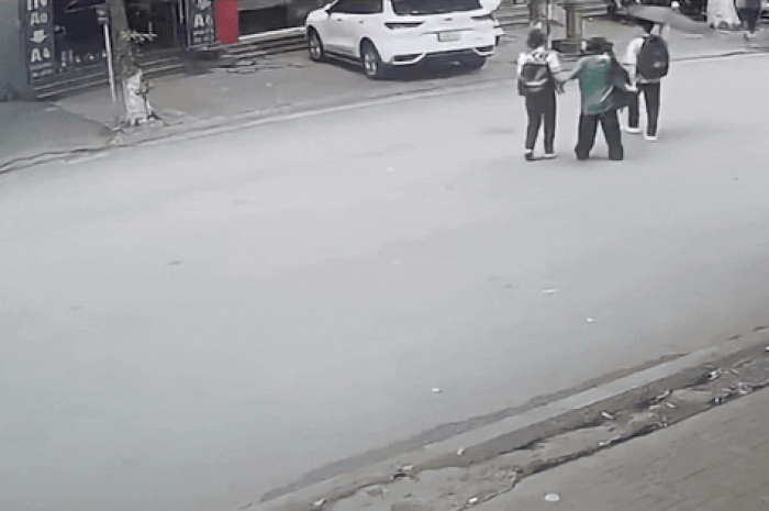 Video nam sinh viên gặp nạn vì lỗi nhiều người đi bộ vẫn mắc khi sang đường - Báo Sức Khỏe &amp; Đời Sống