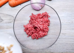 Trộn hỗn hợp gồm: 300gr thịt bò xay, muối, tiêu, bánh mì và một quả trứng, trộn thật đều. Sau đó nhồi vào phần bắp cải đã chuẩn bi trước đó và đem đi nướng ở nhiệt độ 200 độ C trong vòng 15 phút.