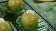 Nhìn thì có vẻ cầu kì chứ thực ra món bánh ít trần này rất đơn giản, ai cũng có thể tự làm ở nhà. Cuối tuần rảnh rỗi các bạn hãy vào bếp làm những cái bánh ít trần có phần vỏ bánh màu xanh lá dứa thơm phức, phần nhân bánh đậu xanh ngọt bùi kết hợp cơm dừa béo ngậy rất hấp dẫn. Chắc chắn cả nhà bạn sẽ cực kỳ yêu thích luôn đó.