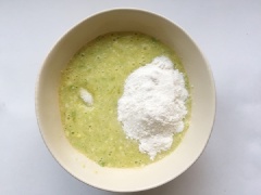 Đổ hỗn hợp bí ngòi trứng ra tô lớn, thêm vào 1/3 muỗng cà phê muối và 30g bột mì, trộn đều.