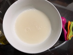 Cho 3g men nở vào 200ml sữa ấm trong vài phút. Sau đó thêm 35g đường trắng vào khuấy cho tan đường. Thêm bột gạo vào, dùng phới lồng khuấy theo chiều kim đồng hồ cho thành hỗn hợp đồng nhất.