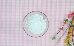 Ướp dừa với đường rồi trộn đều để đường tan đều, thời gian ướp khoảng 8 tiếng đồng hồ. Sau đó, cho hỗn hợp dừa đường vào chảo, bắc lên bếp sên với lửa lớn.