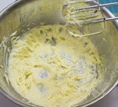 Cách làm bánh bông lan: Rây mịn 300g bột mì và 1 muỗng cà phê bột nở (baking powder) vào một thố lớn. Trong một tô sạch, trộn đều 2 muỗng cà phê nước cốt chanh với 250ml sữa tươi và 1 muỗng cà phê tinh chất vani. Trong thố sạch khác, dùng máy đánh trứng đánh bông 70g bơ lát (đã được làm mềm ở nhiệt độ phòng) với 250g đường trắng, đánh cho đến khi bơ chuyển thành màu kem nhạt.