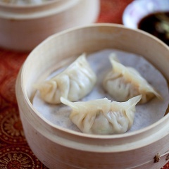 Khuấy đều 3 muỗng canh nước tương, 2 muỗng cà phê giấm, 1/2 muỗng cà phê đường, 2 muỗng cà phê tương ớt, 1 muỗng cà phê gừng băm và 1 muỗng cà phê tỏi băm để làm nước chấm. Bày trí bánh đẹp mắt rồi thường thức.