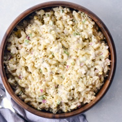 Cho Salad ra đĩa và thưởng thức. Món salad béo ngon bổ dưỡng vô cùng. Lâu lâu bạn hãy trổ tài làm món salad đầy hấp dẫn và thú vị này để cả nhà cùng đổi khẩu vị nhé!