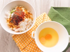 Tiếp đó đập 2 quả trứng đánh tan đều. Lần lượt nhúng tôm vào trứng, rồi lăn qua một lớp bột bắp, tiếp tục nhúng lại qua trứng rồi phủ hỗn hợp chiên giòn lên. Lần lượt làm cho đến khi hết tôm. Sau đó làm nóng chảo, đổ ngập dầu, và bắt đầu chiên tôm.