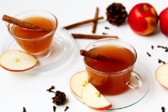 Bạn rót nước táo ra ly, đặt thanh quế nhỏ vào là có thể thưởng thức.