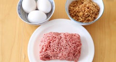 Đập trứng ra tô lớn, đánh bông. Thêm thịt heo bằm vào, trộn đều. Tiếp đến cho hành phi, 1 muỗng cà phê nước mắm và 1/2 muỗng cà phê hạt nêm vào, trộn đều tất cả.