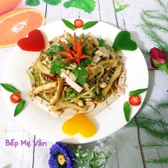 Cho hỗn hợp rau muống bào,bắp chuối bào, cà rốt bào sợi vào tô.Cho nước trộn gỏi vào.Thêm đậu hủ, chả chay vào cho nước trộn gỏi vào. Tiếp tục trộn đều nguyên liệu với nhau khoảng 10 phút sau khi gỏi thấm thì cho dưa leo vào trộn đều nêm nếm lại cho vừa ăn. Xếp gỏi ra dĩa cho đậu phộng giã nhỏ lên vài lát ớt,ít rau răm lên trên dĩa cho đẹp mắt. Món gỏi ăn kèm nước mắm chay chua ngọt rất ngon.