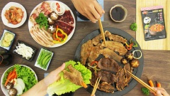 Nướng thịt đến khi chín đều thì tắt bếp ăn cùng với rau xà lách, cà rốt, dưa leo muối, kim chi... Gia vị hoàn chỉnh Barona nướng Nhật còn có thể được dùng làm nước chấm.