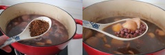 Sau khi đậu đỏ chín mềm thì thêm đường nâu vào đảo chung, đun thêm khoảng 5 phút cho đường ngấm vào khoai và đậu rồi tắt bếp.
