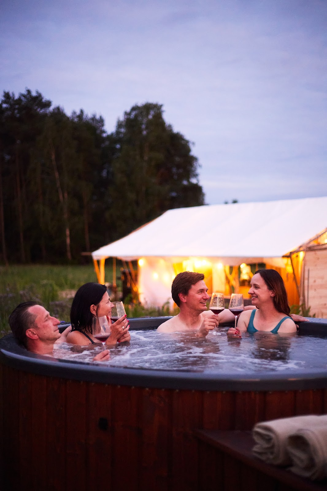 Relaks w balii pod gwiazdami pośród zieleni