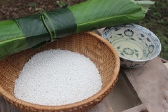 Gạo nếp vo sạch sau đó cho vào tô, đổ phần nước tro tàu vào ngâm khoảng 3 tiếng. Trong lúc ngâm thỉnh thoảng dùng đũa đảo đều để hạt gạo ngấm đều nước tro tàu.