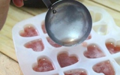 Lấy muỗng múc hỗn hợp vào khuôn rau câu hình trái tim, để nguội, cho vào tủ lạnh đến khi kẹo đông lại là được.