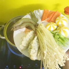 Cho vào nồi theo thứ tự nguyên liệu khó chín, chín lâu vào trước và các loại nhanh chín vào cuối cùng. Đun sôi sau đó thêm mì udon vào nấu thêm 4 phút nữa đến khi mì mềm và các nguyên liệu chín.