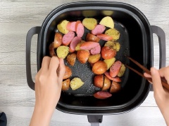 Khoai tây bi mua về rửa sạch, cắt làm đôi. Cho khoai tây vào nồi đa năng Elmich, thêm 1 muỗng cà phê muối, 1 muỗng cà phê tiêu, trộn đều. sau đó cho tiếp 100gr xúc xích hun khói cắt lát, dùng muỗng và đũa trộn đều xúc xích và khoai tây. Bật nút nướng 10 phút.