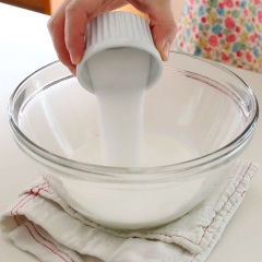 Trong tô lớn, cho vào 240ml kem sữa tươi, 2 muỗng canh đường, dùng máy đánh trứng đánh bông lên sao cho que đánh khi lấy lên có kem bám hình chóp nhọn.