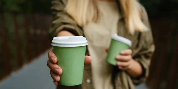 কাগজের কাপে চা-কফি পান: অজান্তেই শরীরে ঢুকছে মাইক্রোপ্লাস্টিক, যা বলছেন চিকিৎসকেরা