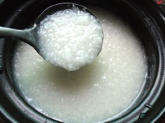 Gạo vo sạch, rang vàng với dầu ăn, sau đó cho vào nồi, đổ thêm nước lọc nấu mềm.