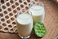 Sữa hạt sen béo thơm, bỗ dưỡng không chỉ là thức uống tuyệt vời mà còn có nhiều công dụng tốt cho sức khỏe như giúp an thần, ngủ ngon, ... rất có lợi cho người hay mất ngủ nhé!