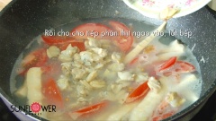 Cho cà chua và thịt nghêu vào, đun sôi rồi tắt bếp.