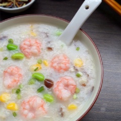 Cuối cùng, bạn múc cháo ra tô và thưởng thức cùng hành lá!